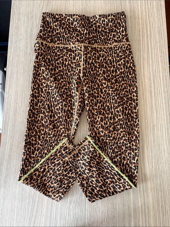 Fabletics Pants - Fabletics Define PowerHold Ultra High-Waisted 7/8 Leopard Leggings Size M NWT